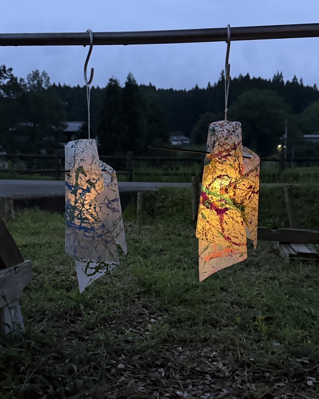 岩出山小学校生徒がワークショップで製作した提灯も点灯
